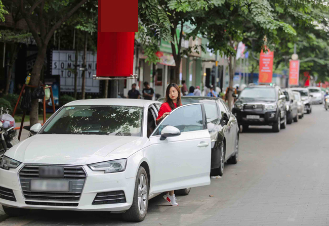 Không đu bám đại gia, 4 hot girl vẫn tậu xe hơi tiền tỷ